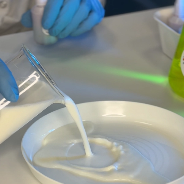 eksperyment domowy nalewanie mleka na talerza